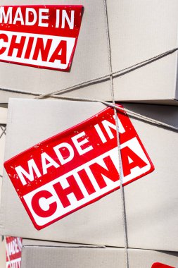 Karton kutu kırmızı yazıt Made in China ile. Üretim mal satış konsepti için