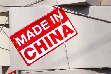 Karton kutu kırmızı yazıt Made in China ile. Üretim mal satış konsepti için