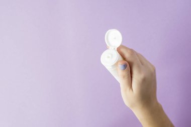 Mavi bir manikür ile eller el kremi tutun. El bakımı. Güzellik ve bakım prosedürleri kavramı