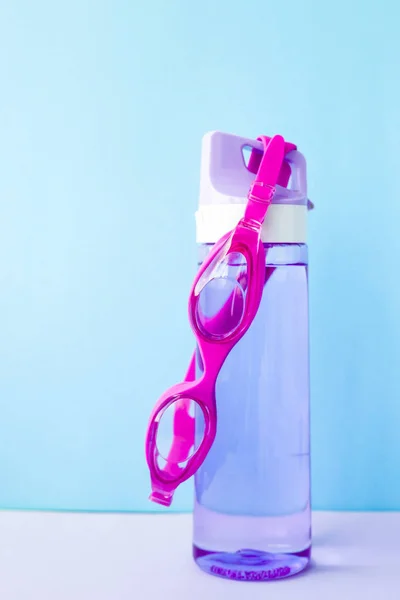 Garrafa Esportiva Plástico Roxo Para Água Com Óculos Silicone Rosa — Fotografia de Stock