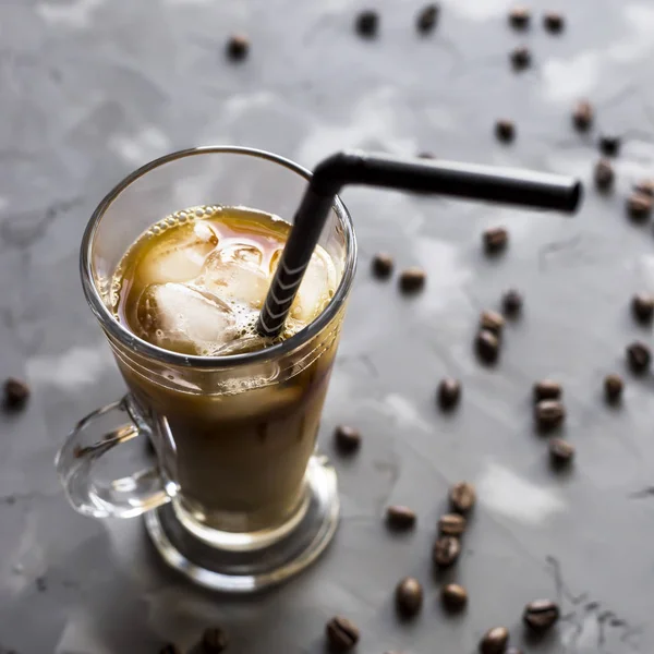 Černý Studená Káva Ledem Mlékem Šedém Pozadí Mezi Kávová Zrna — Stock fotografie