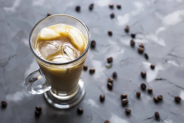 Schwarzer Kalter Kaffee Mit Eis Und Milch Auf Grauem Hintergrund — Stockfoto
