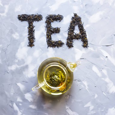 Bir gri beton zemin üzerinde yazıt 