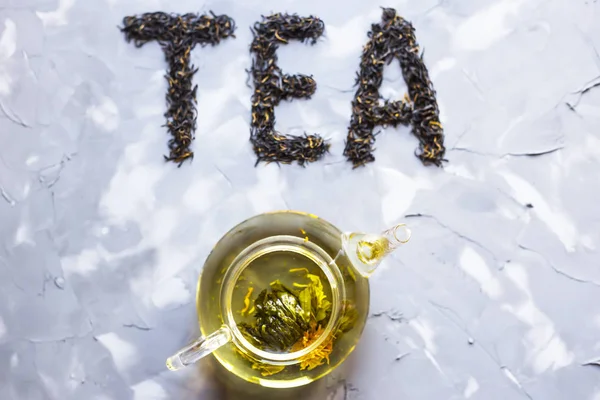 Διάφανη Τσαγιέρα Πράσινο Τσάι Δίπλα Από Την Επιγραφή Τσάι Του — Φωτογραφία Αρχείου