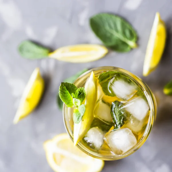 ミントとレモンの灰色のコンクリート背景と冷たいお茶でガラス製のグラス 夏清涼飲料であります 平面図 平面レイアウト — ストック写真