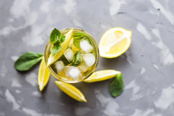 Vaso Vidrio Con Frío Con Hielo Menta Limón Sobre Fondo — Foto de Stock