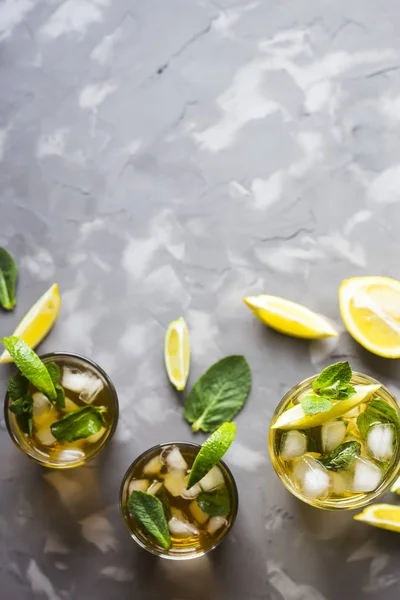 Unos Vasos Vidrio Con Frío Con Hielo Menta Limón Sobre — Foto de Stock