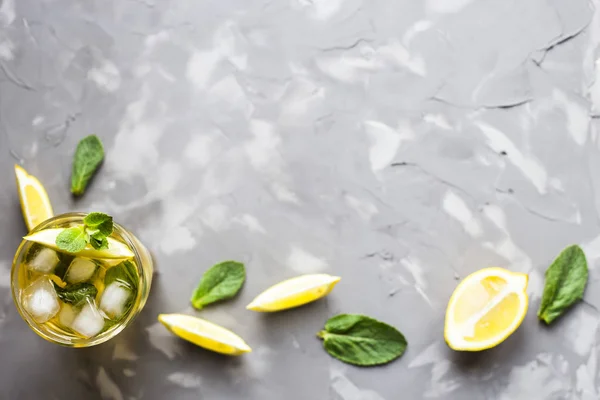 Vaso Vidrio Con Frío Con Hielo Menta Limón Sobre Fondo — Foto de Stock