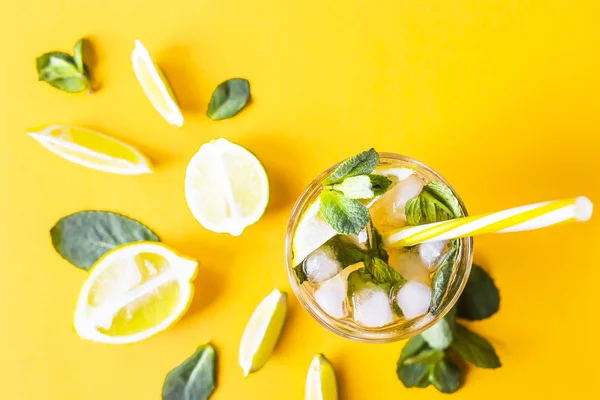 Helado Con Hielo Limón Menta Sobre Fondo Combinado Color Amarillo — Foto de Stock