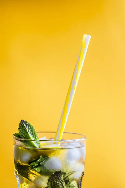 Helado Con Hielo Limón Menta Sobre Fondo Combinado Color Amarillo — Foto de Stock