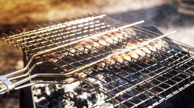 İki mackerels ızgarada pişirme vardır. Yaz Barbekü doğada. Aile dinlenme ve sağlıklı beslenme