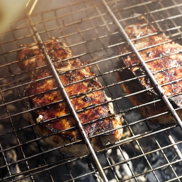 Zewnątrz Grill Przygotowywane Dwa Steki Wieprzowe Siatce Koncepcja Lato Rodzinnego — Zdjęcie stockowe