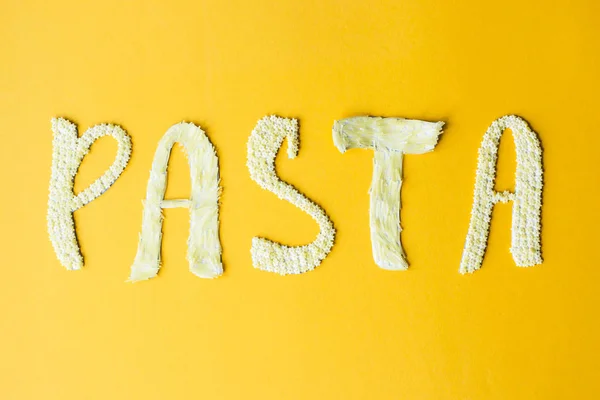 Palabra Pasta Presenta Letras Voluminosas Pequeños Macarrones Crudos Sobre Fondo — Foto de Stock