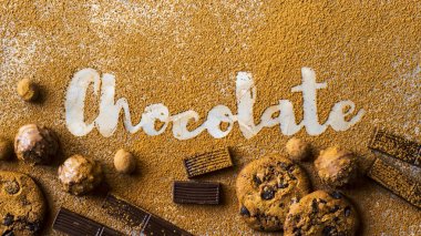 Word çikolata kakao kakao ve çikolata soslu kurabiyeleri, çikolata parçaları, çikolata ve şekerleme içinde fındık arasındaki gri bir arka plan üzerine basılır. Ben çikolata kavram seviyorum