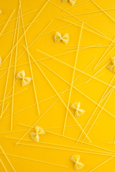 Макарони Спагетті Розкидані Жовтому Тлі Вид Зверху Плоский Ліжко — стокове фото