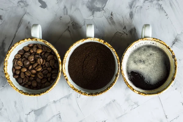 Tři Šálky Kávy Různých Fázích Vaření Mletá Káva Kávová Zrna — Stock fotografie