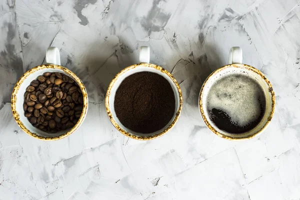 Tři Šálky Kávy Různých Fázích Vaření Mletá Káva Kávová Zrna — Stock fotografie