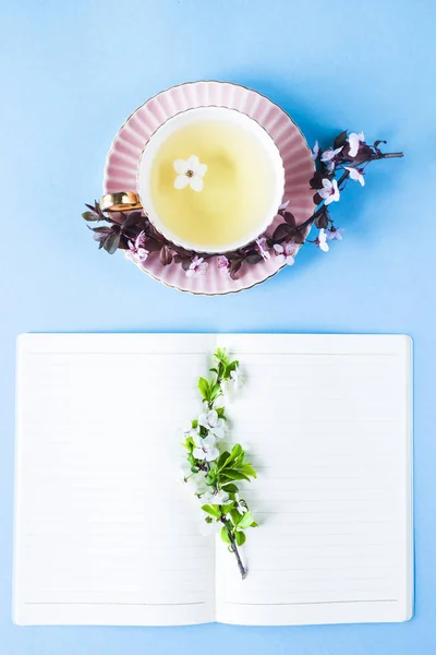Откройте Блокнот Рядом Цветущими Ветвями Чашкой Чая Весенняя Концепция Рабочего — стоковое фото