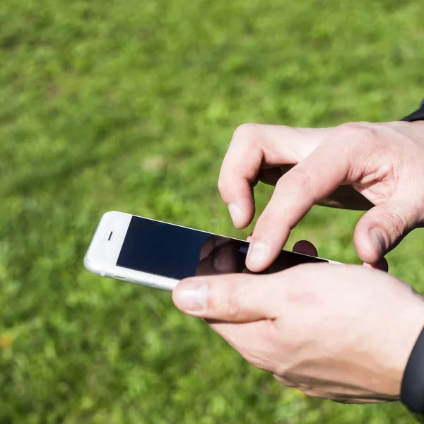 Muž Používá Smartphone Venkovní Ruce Muže Tlačit Telefonu Moderní Line — Stock fotografie