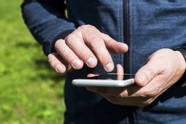 Muž Používá Smartphone Venkovní Ruce Muže Tlačit Telefonu Moderní Line — Stock fotografie