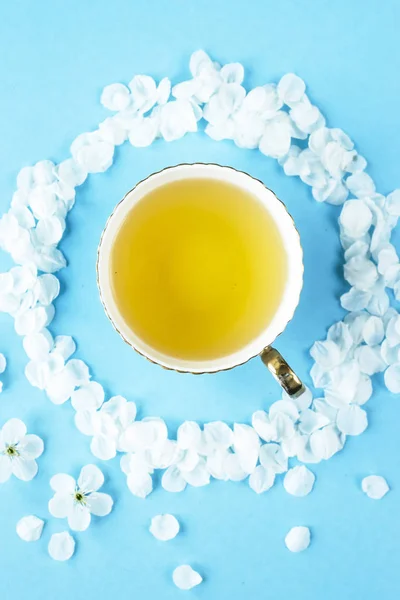 Una Delicada Taza Azul Verde Entre Los Pétalos Los Árboles —  Fotos de Stock