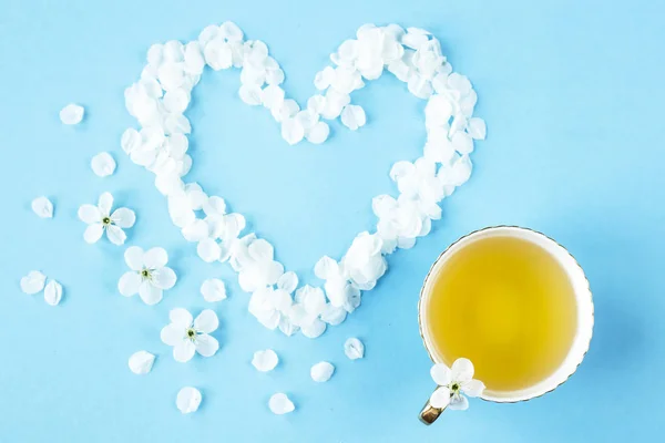 Ένα Μπλε Λεπτό Φλιτζάνι Πράσινο Τσάι Δίπλα Μια Καρδιά Από — Φωτογραφία Αρχείου