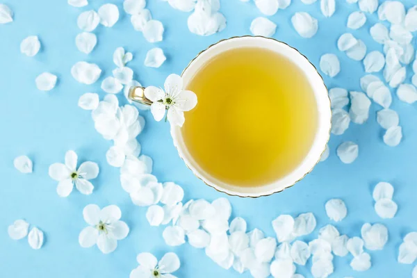 Uma Xícara Chá Verde Delicado Azul Entre Pétalas Árvores Floração — Fotografia de Stock