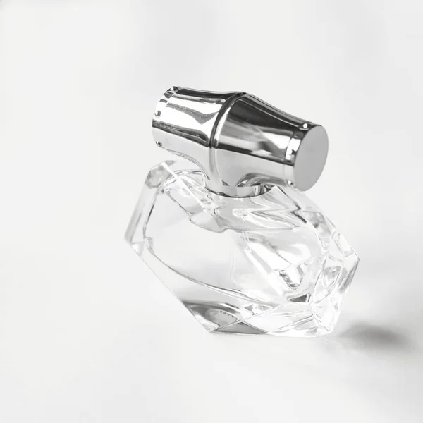 Słoik Perfumy Kobiece Kobieta Białym Tle Stylu Minimalizmu — Zdjęcie stockowe