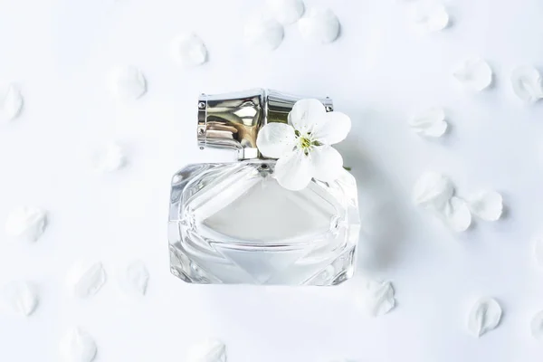 Słoik Perfum Wśród Wiosna Białe Płatki Perfumy Dla Kobiet — Zdjęcie stockowe