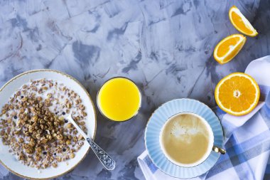 Sağlıklı bir içten kahvaltı - müsli, kahve, portakal ve meyve suyu. Boşaltmak