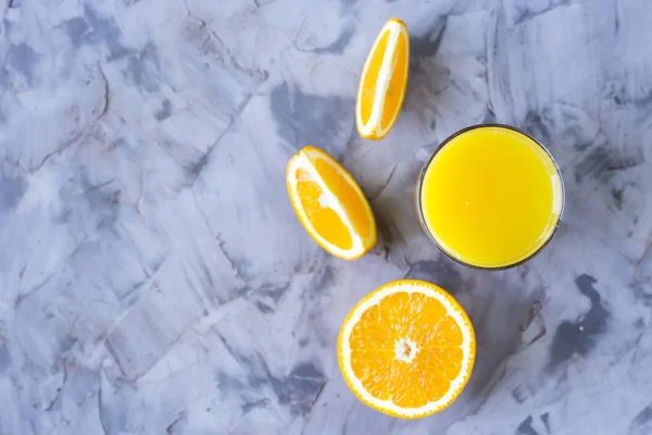 Naranja Rodajas Junto Vaso Jugo Naranja Sobre Fondo Gris Vista — Foto de Stock