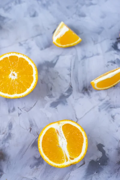 Naranja Rodajas Con Varias Piezas Sobre Fondo Gris Vista Superior — Foto de Stock