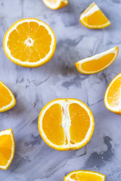 Naranja Rodajas Con Varias Piezas Sobre Fondo Gris Vista Superior — Foto de Stock