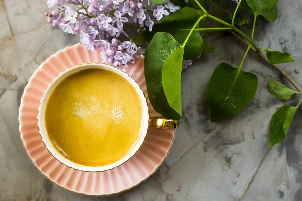 Rosa Kopp Kaffe Med Lila Blommor Grå Betong Bord Våren — Stockfoto