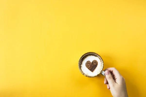 Una Mano Femminile Tiene Una Tazza Caffè Cui Disegnato Cuore — Foto Stock