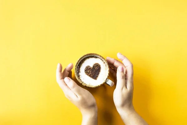 Una Mano Femminile Tiene Una Tazza Caffè Cui Disegnato Cuore — Foto Stock