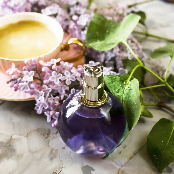 Flacon Violet Parfum Féminin Trouve Côté Des Fleurs Lilas Une — Photo