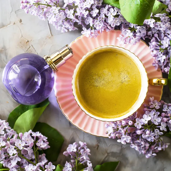 Una Hermosa Naturaleza Muerta Lila Una Taza Café Una Botella — Foto de Stock