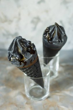 İki dondurma waffle koniler gri bir arka plan üzerine siyah. Yaz trend tatlı