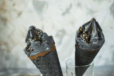 İki dondurma waffle koniler gri bir arka plan üzerine siyah. Yaz trend tatlı