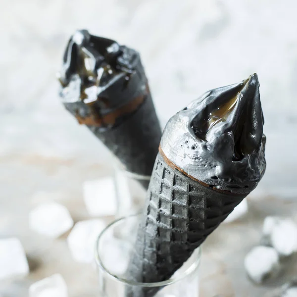 Dos Helados Negros Conos Gofre Sobre Fondo Gris Postre Tendencia — Foto de Stock