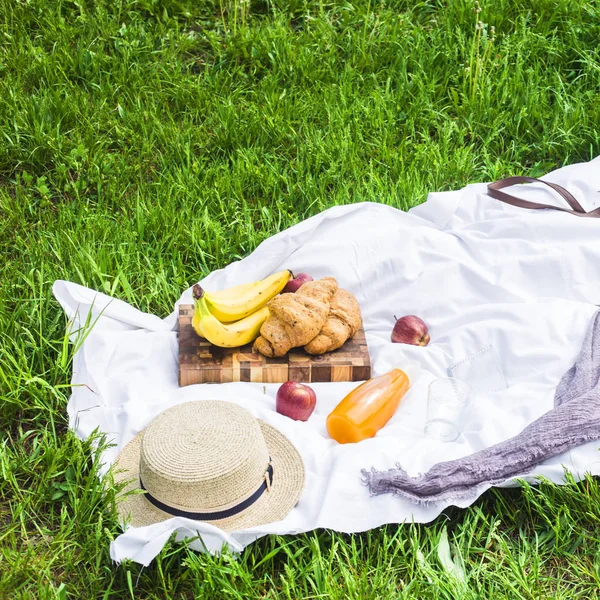 Zomerpicknick Natuur Met Croissants Vruchtensap Fruit Een Witte Sluier Onder — Stockfoto