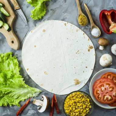 Tortilla malzemeler - sebze, mantar ve mutfak eşyaları arasında Meksika vejeteryan dürüm yemek pişirmek için. Üstten Görünüm, boşaltmak