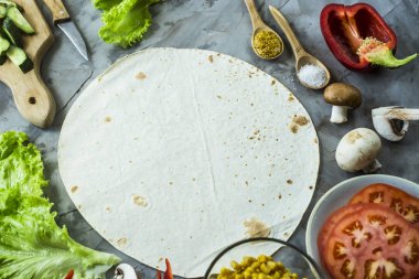 Tortilla malzemeler - sebze, mantar ve mutfak eşyaları arasında Meksika vejeteryan dürüm yemek pişirmek için. Üstten Görünüm, boşaltmak