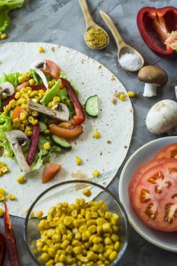 Meksika vejeteryan dürüm yemek - sebze ve mantar ekmeği gri mutfak masası üzerinde üzerinde