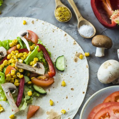 Meksika vejeteryan dürüm yemek - sebze ve mantar ekmeği gri mutfak masası üzerinde üzerinde