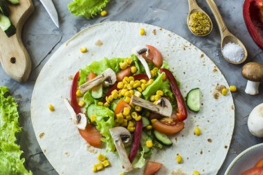 Meksika vejeteryan dürüm yemek - sebze ve mantar ekmeği gri mutfak masası üzerinde üzerinde