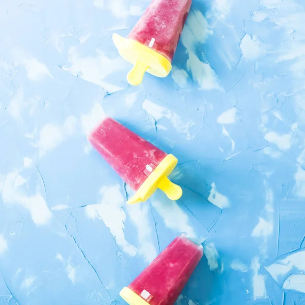 Helado Casero Bayas Moldes Plástico Sobre Fondo Azul Minimalizm Postre — Foto de Stock