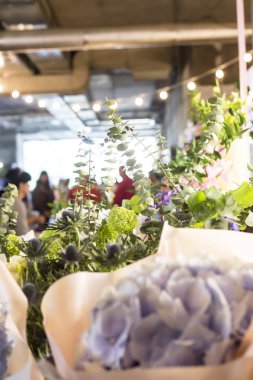 Okaliptüs çatı katıyla fenerler çiçek piyasada ile güzel çeşitli buketleri