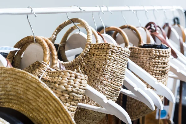 Hasır Çantalar Satılık yanındaki titriyor. Moda Aksesuar. Eğilim yaz 2018